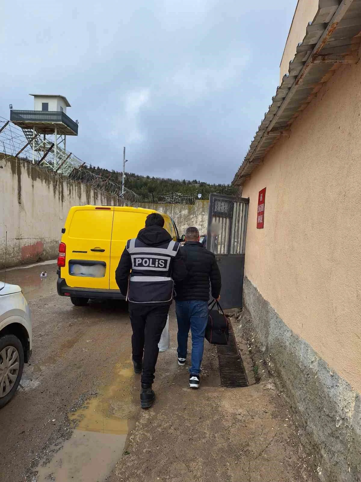 2 FİRARİ H&Uuml;K&Uuml;ML&Uuml; YAKALANDI