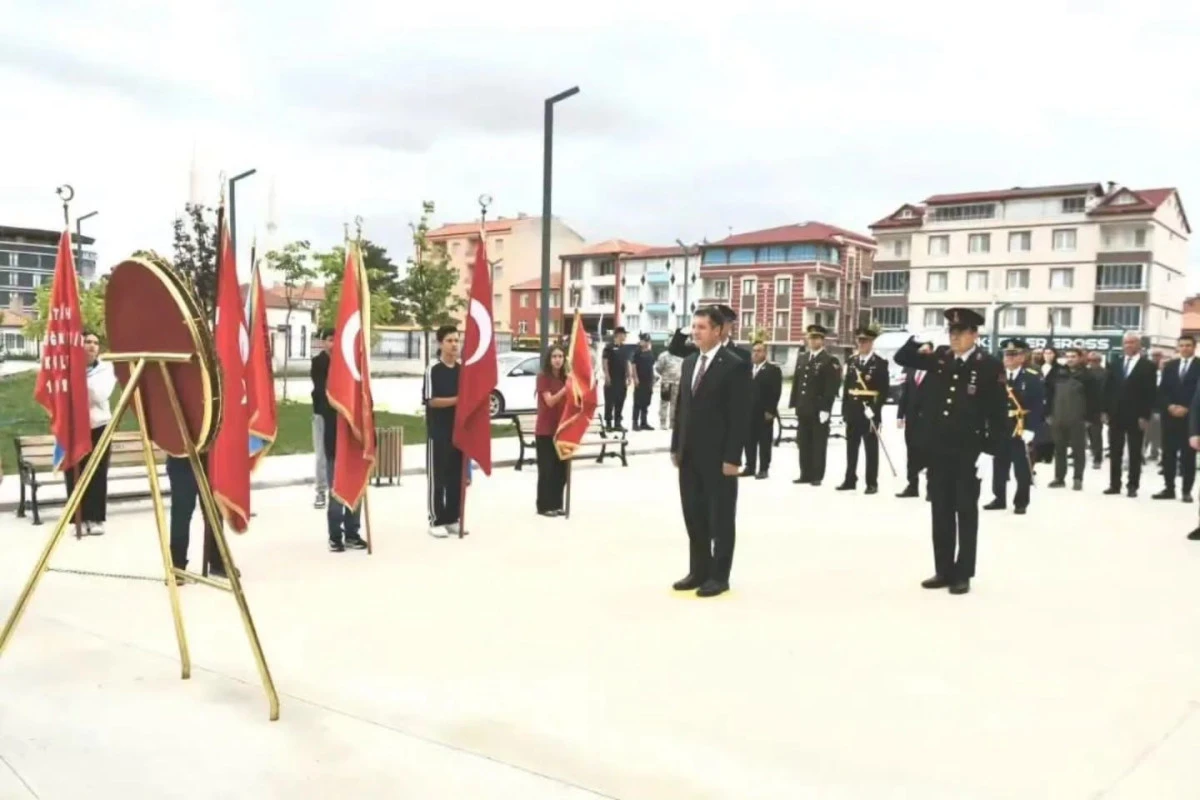 30 AĞUSTOS ZAFER BAYRALI T&Ouml;RENLE KUTLANDI