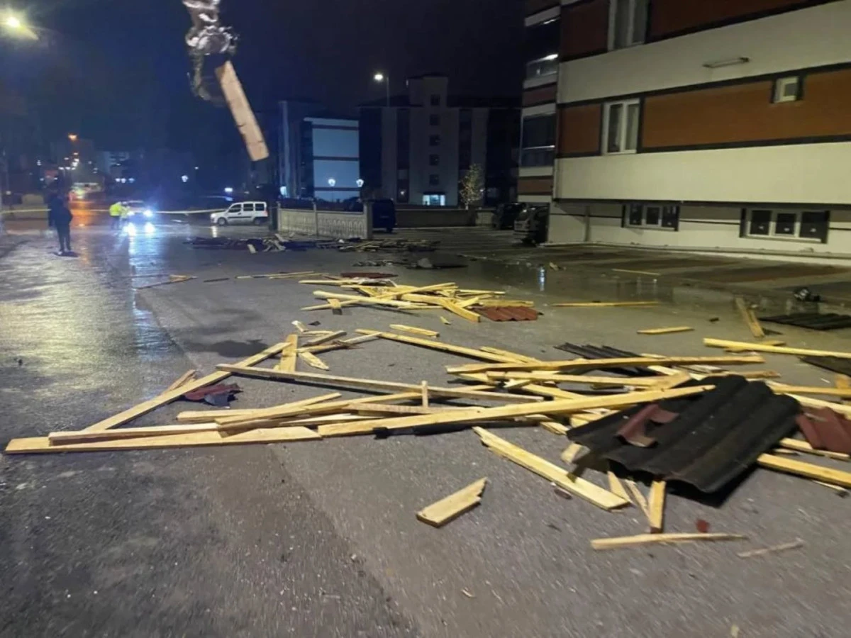 5 KATLI BİNANIN &Ccedil;ATISI U&Ccedil;TU