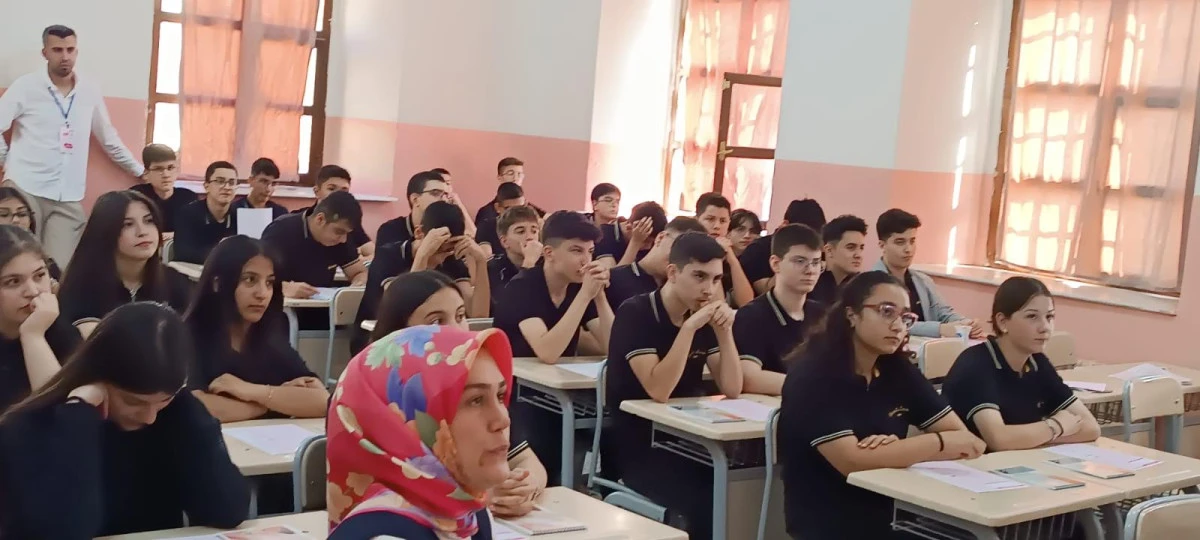Akademisyenlerden Lise Öğrencilerine ‘YKS BAŞARI REHBERİ’ SUNUMU