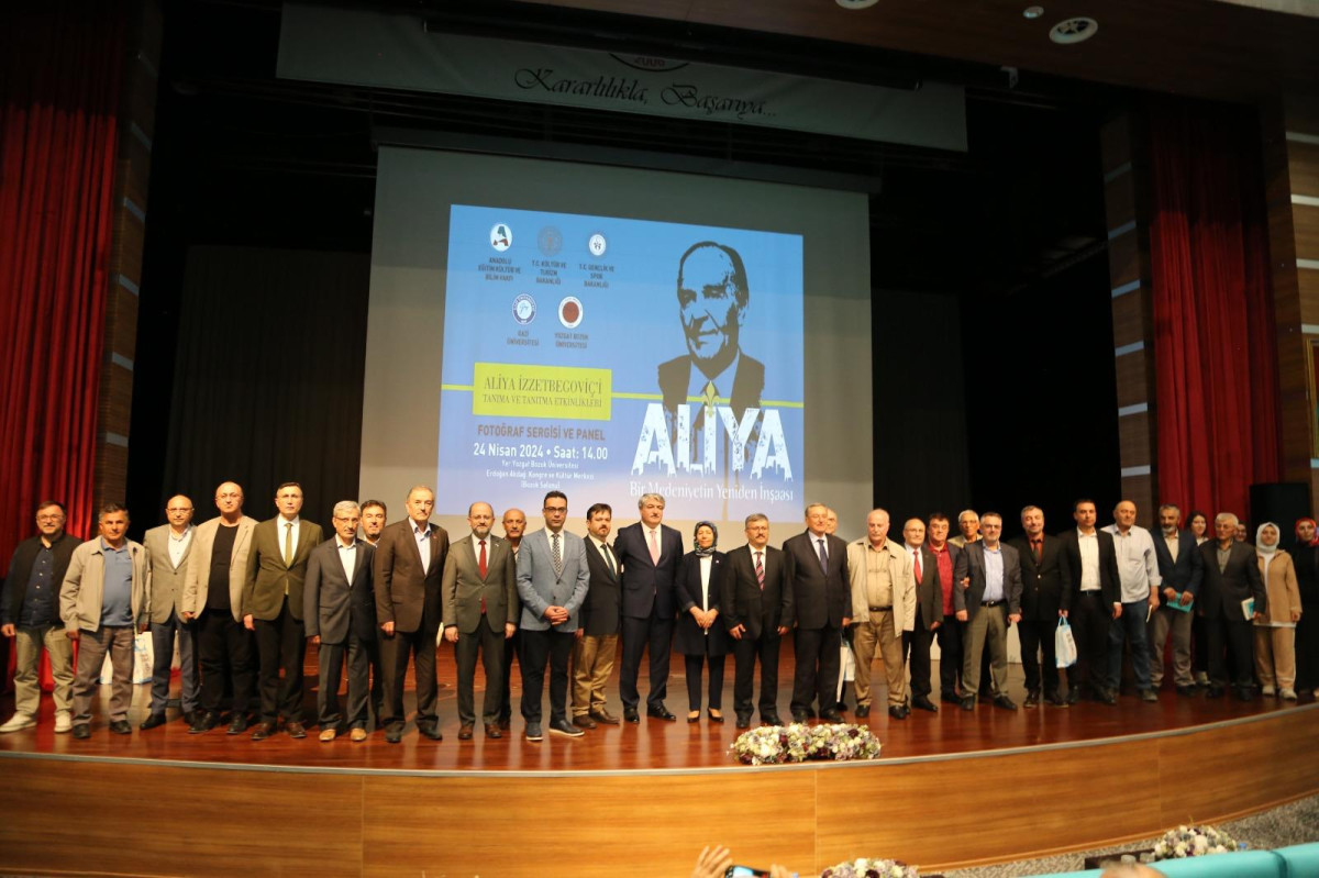 Aliya İzzetbegoviç adına Panel ve Fotoğraf Sergisi düzenlendi.