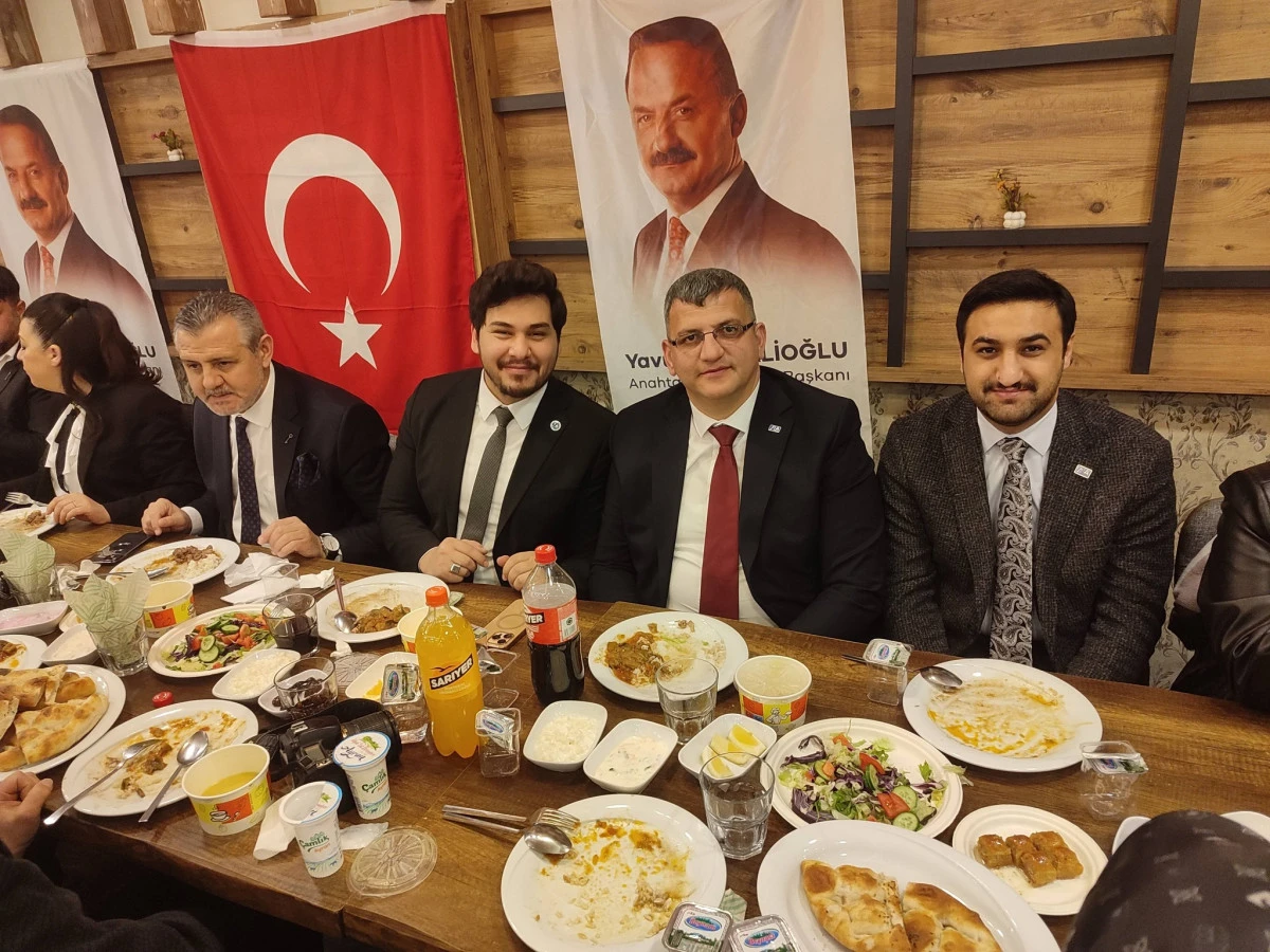 Anahtar Parti iftarı yoğun ilgi g&ouml;rd&uuml;