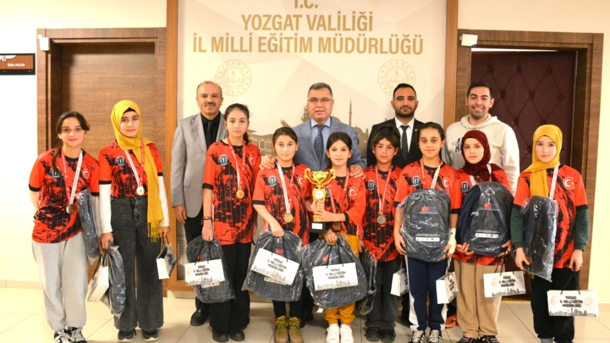 &Ccedil;i&ccedil;ekli Fatma Ali İ&ccedil;en Ortaokulu&rsquo;ndan &Uuml;st &Uuml;ste &Uuml;&ccedil; Yıl İl Şampiyonluğu