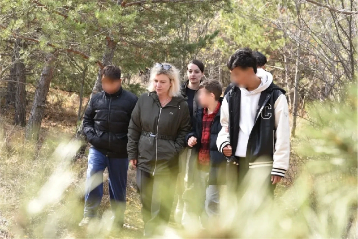 Çocuklarla birlikte yürüyüş yaptı