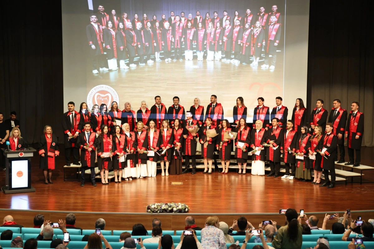 Diş Hekimliği Fak&uuml;ltesi&rsquo;nde mezuniyet sevinci