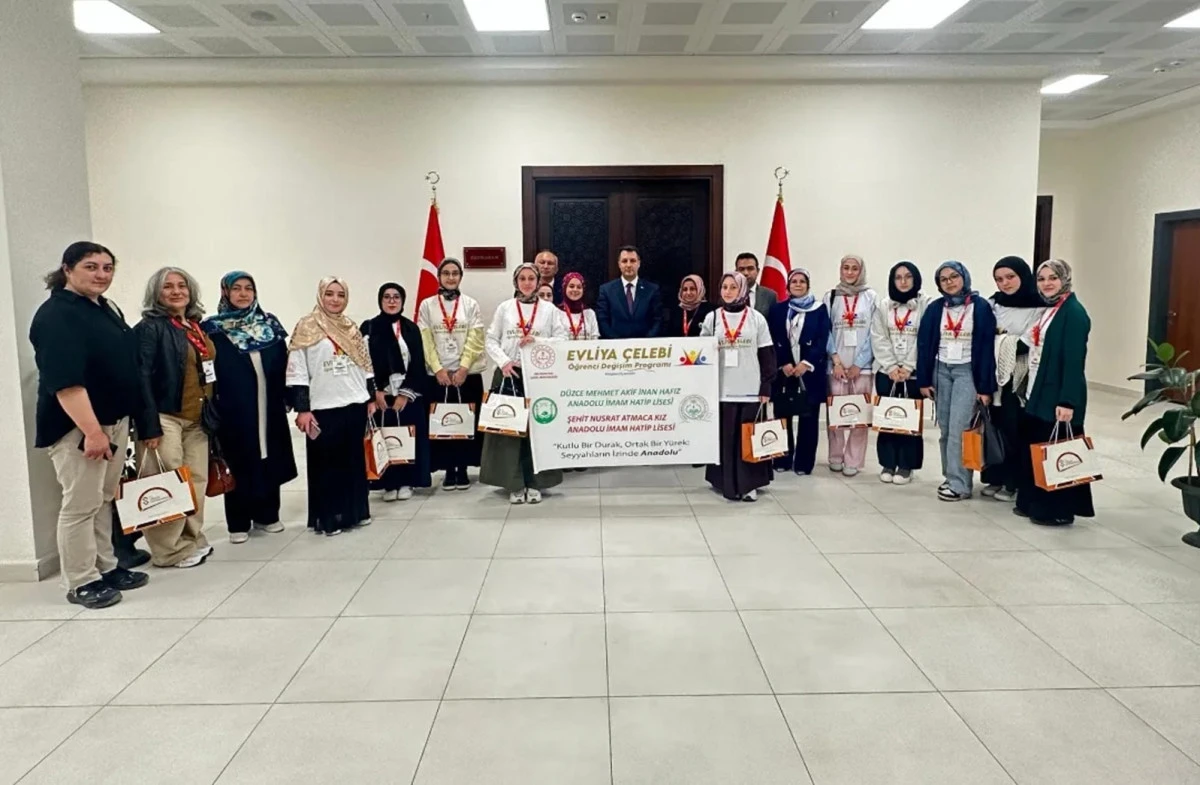 D&uuml;zceli &ouml;ğretmen ve &ouml;ğrencilerden Kaymakam Canpolat&rsquo;a ziyaret