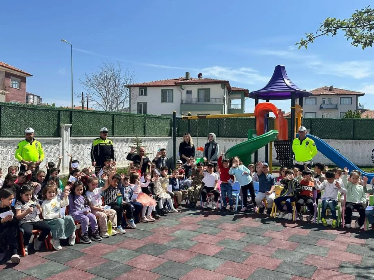 Emniyet mensuplarından minik öğrencilere ziyaret