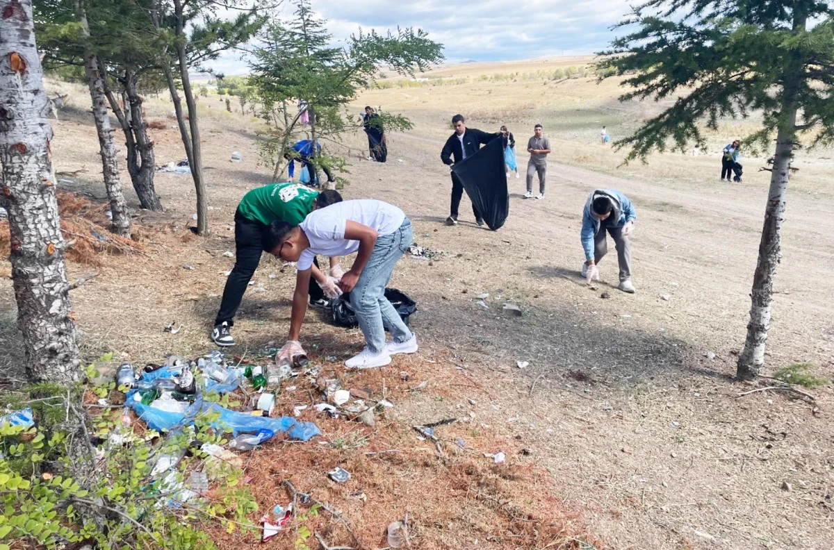 Gençler hem eğlendi hem temizlik yaptılar