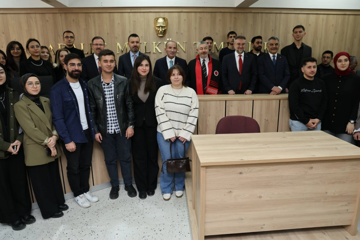 Hukuk Fak&uuml;ltesi K&uuml;t&uuml;phanesi ve Uygulama Mahkeme Salonu a&ccedil;ıldı