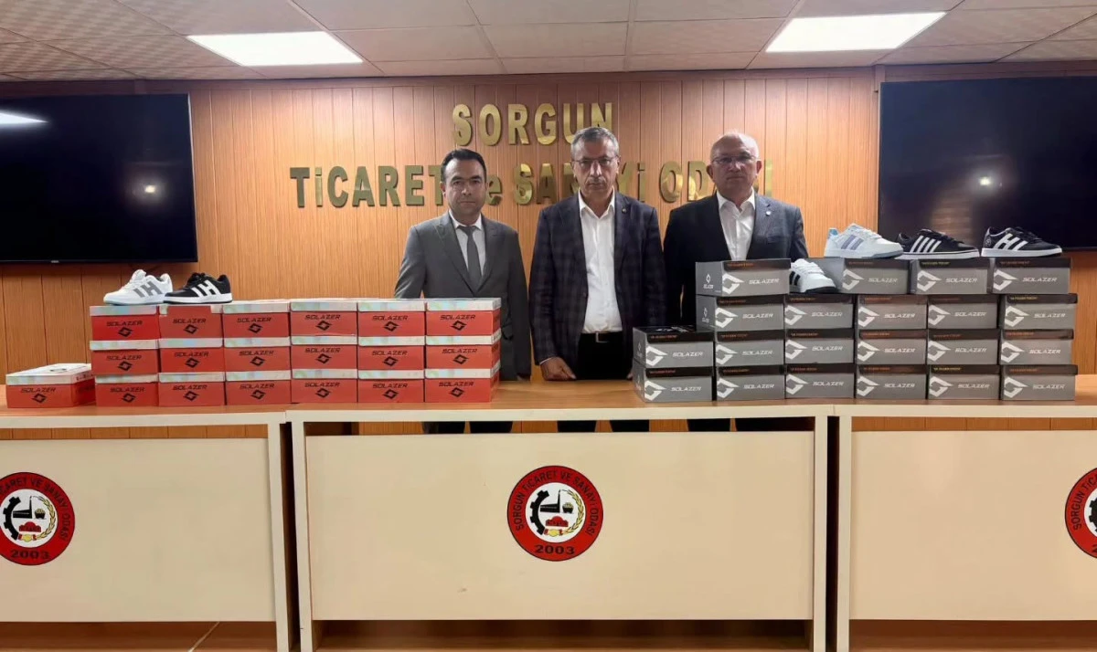 İHTİYA&Ccedil; SAHİBİ &Ouml;ĞRENCİLERE AYAKKABI YARDIMI