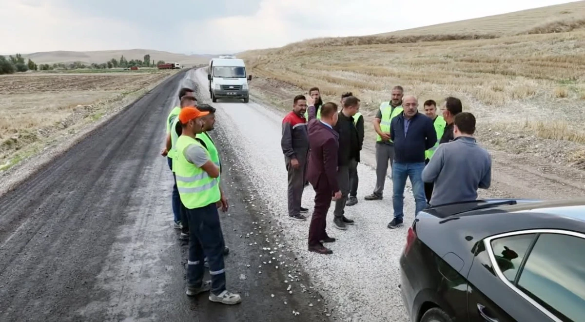 İki k&ouml;y&uuml;n grup yolunda asfalt mesaisi