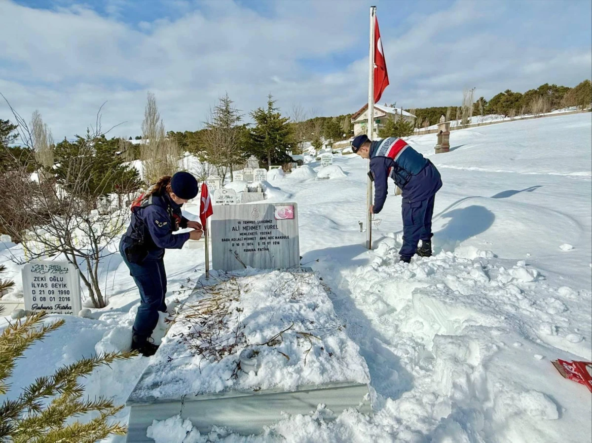 JANDARMADAN ŞEHİT MEZARLARINA BAKIM