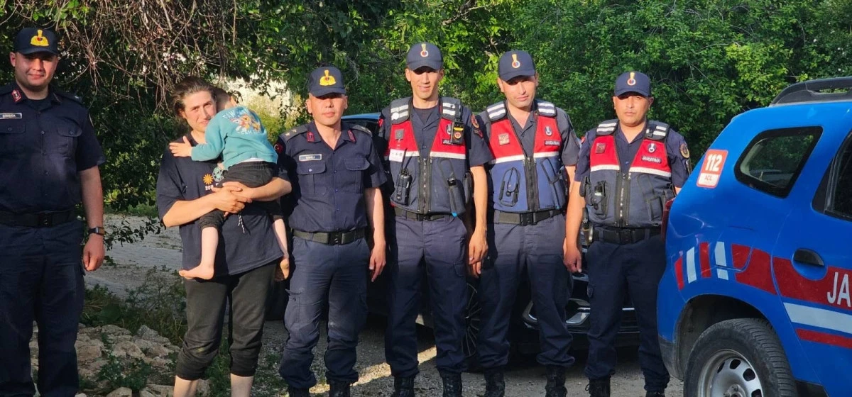 Kayıp &ccedil;ocuğu jandarma buldu