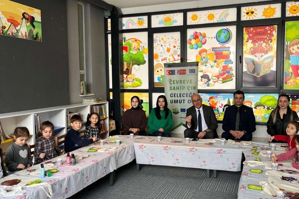 Kaymakam Aydın çocuklarla çanta boyama etkinliğine katıldı