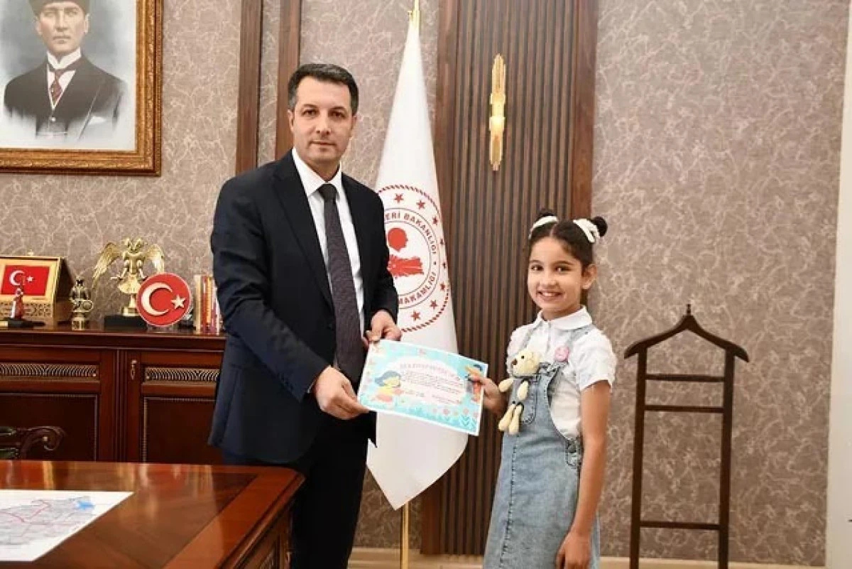 Kaymakam Canpolat en çok kitap okuyan öğrenciyi ödüllendirdi
