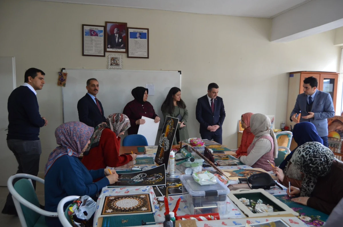 Kaymakam Kurt&rsquo;tan halk eğitim&rsquo;e ziyaret