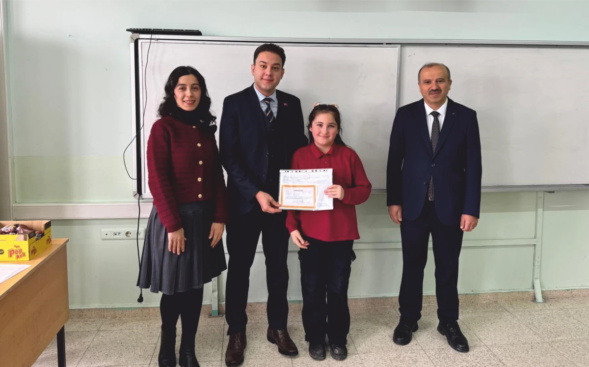 Kaymakam Mete &Ouml;zt&uuml;rk &Ouml;ğrencilerin Karne Sevincine Ortak Oldu