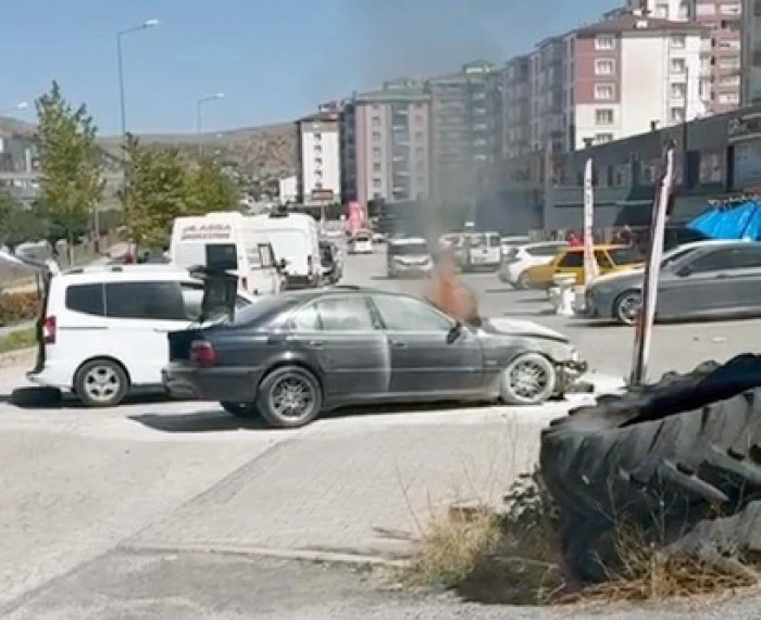 Kaza sonrası ara&ccedil; alev aldı
