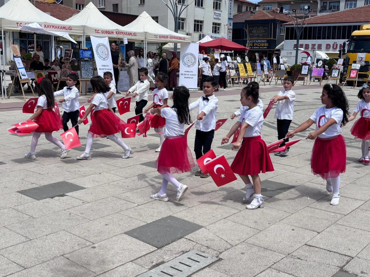 Miniklerin yıl sonu g&ouml;sterileri beğenildi
