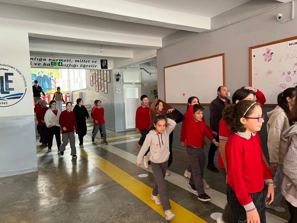 Okullarda deprem tatbikatları yapıldı