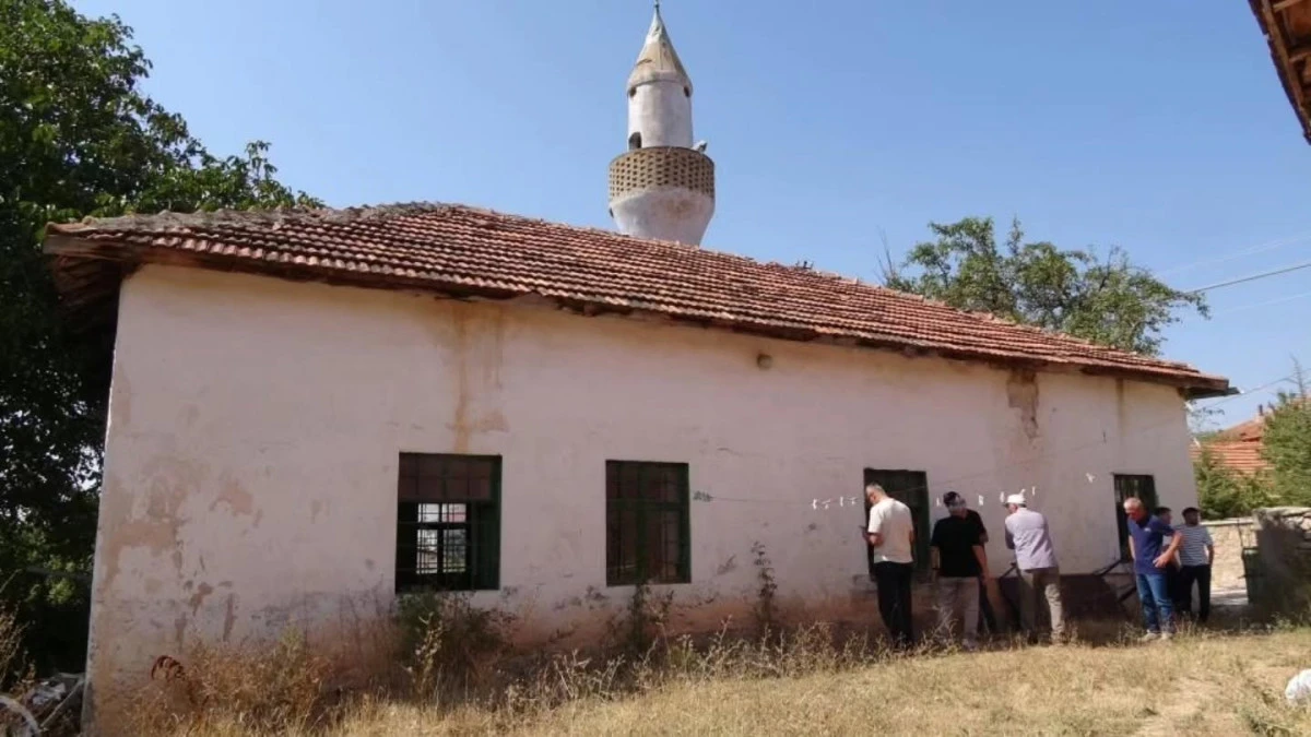 Sarıkaya il&ccedil;esindeki asırlık cami yetkililer tarafından onarılmayı bekliyor.