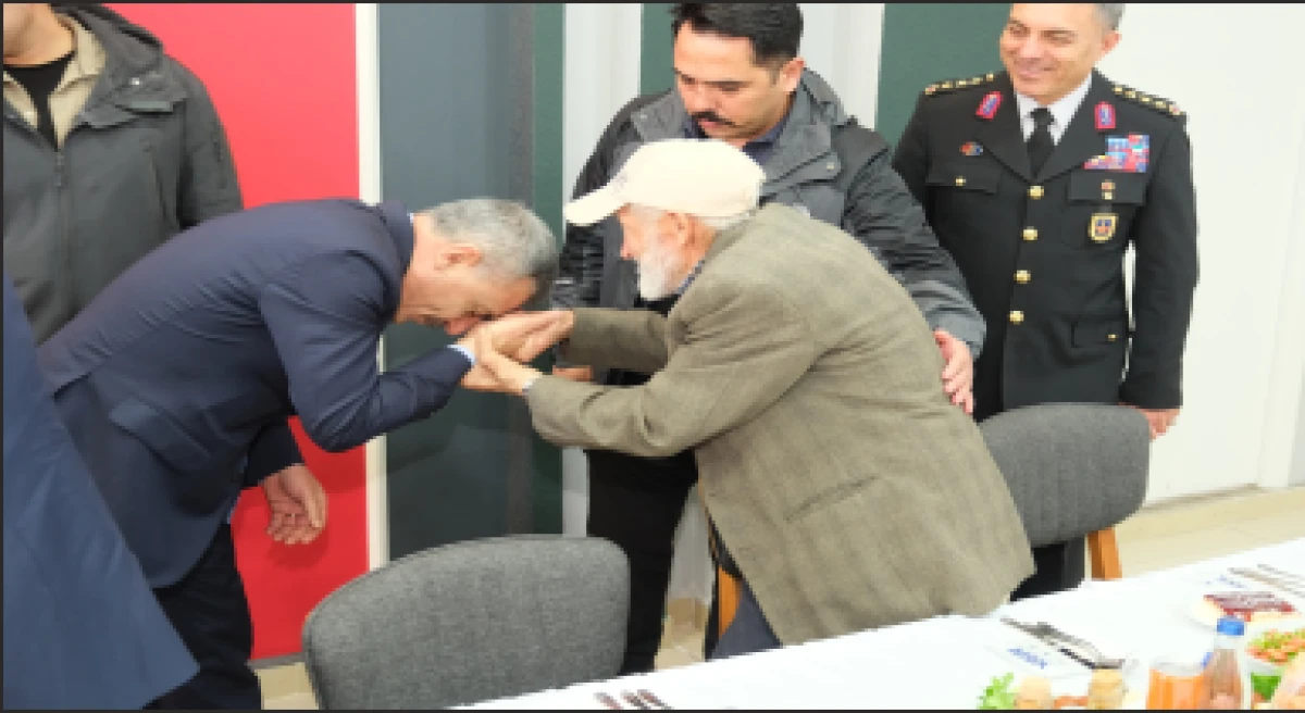 Şehit babasının elini &ouml;pt&uuml;