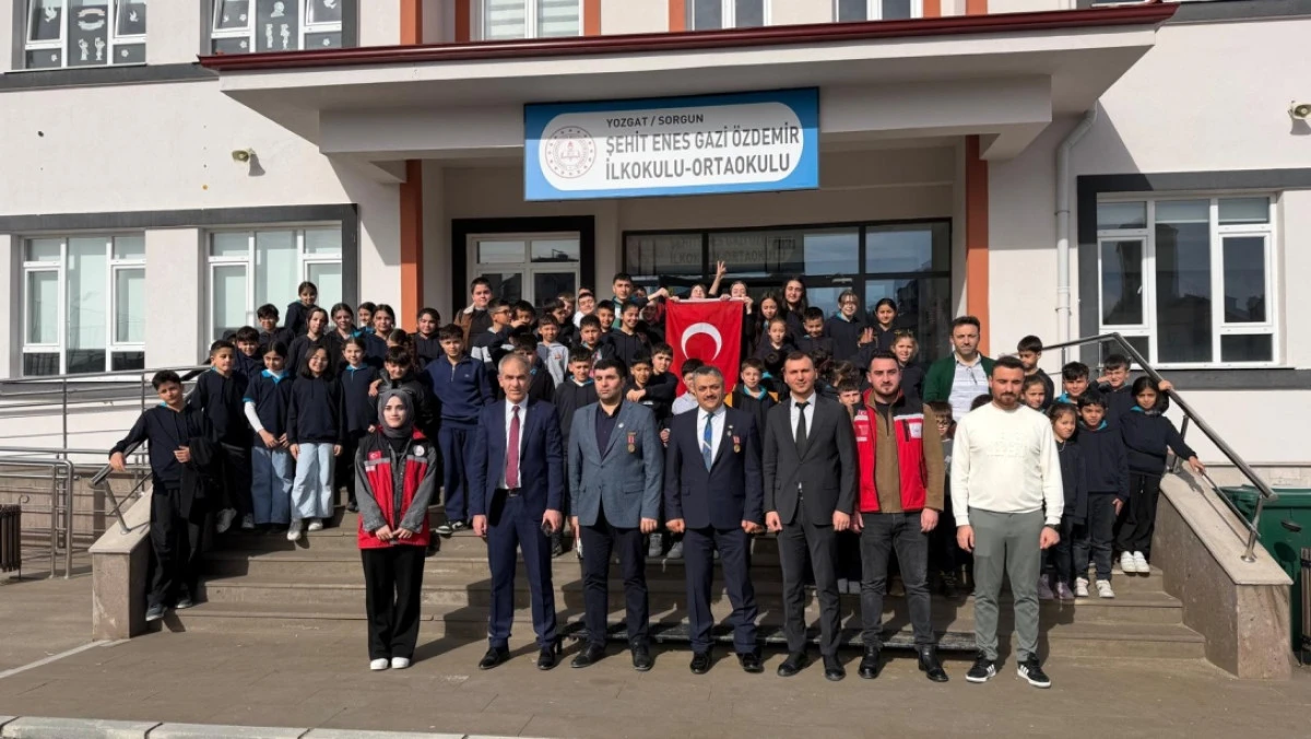 Şehit Enes Gazi &Ouml;zdemir ilk ve ortaokulunda anlamlı buluşma