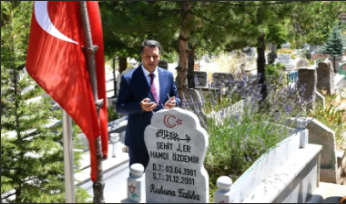 Şehit kabirlerini ziyaret etti