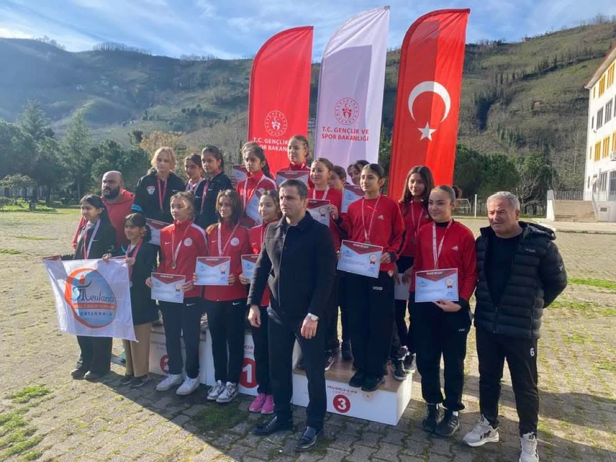 Sorgun Ertuğrul Gazi Ortaokulu Yıldız Kız Kros Takımı T&uuml;rkiye Şampiyonası&rsquo;nda