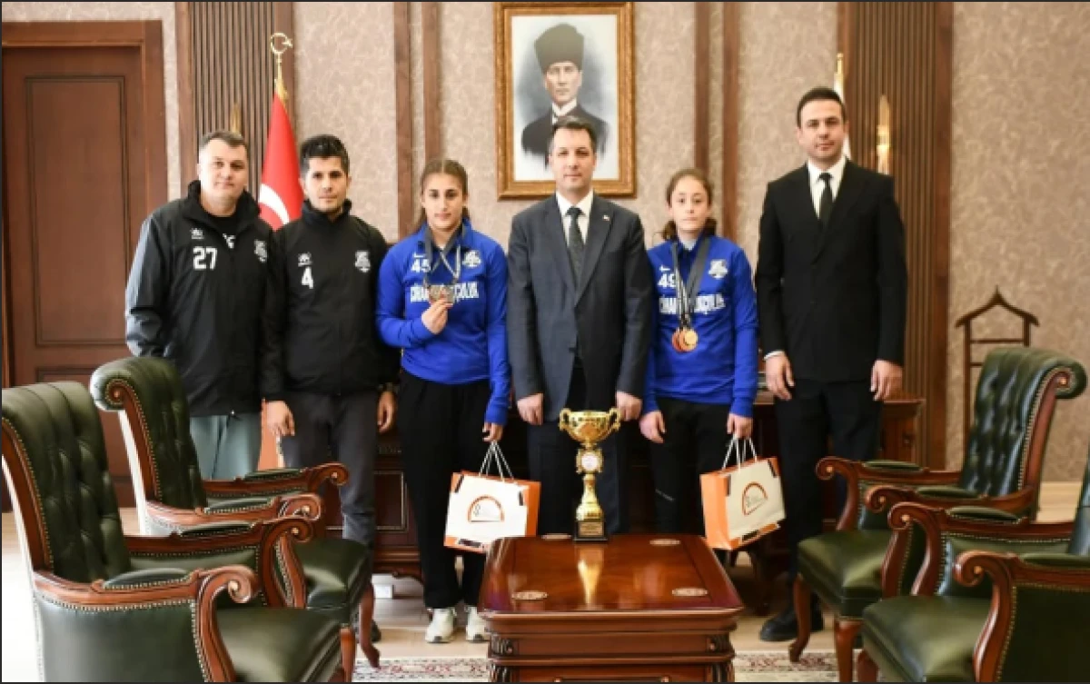 Sporcuları &ouml;d&uuml;llendirdi