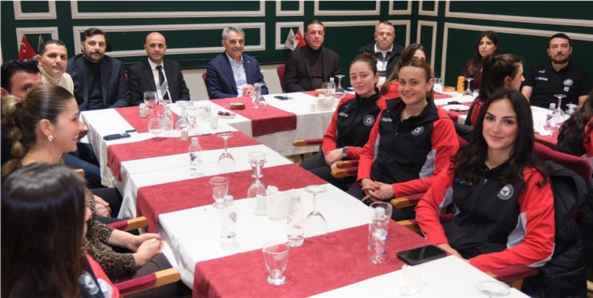 Sporcularla biraraya geldi