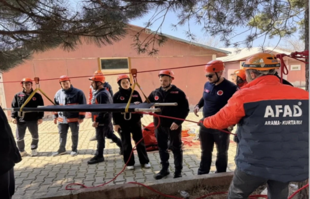 &Uuml;niversite &ouml;ğrencilerine  uygulamalı afet eğitimi