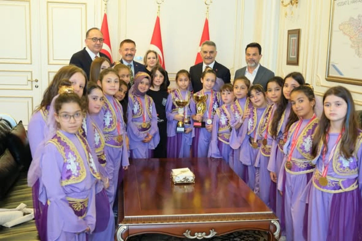 Vali &Ouml;zkan b&ouml;lge birincisi folklorcuları kabul etti