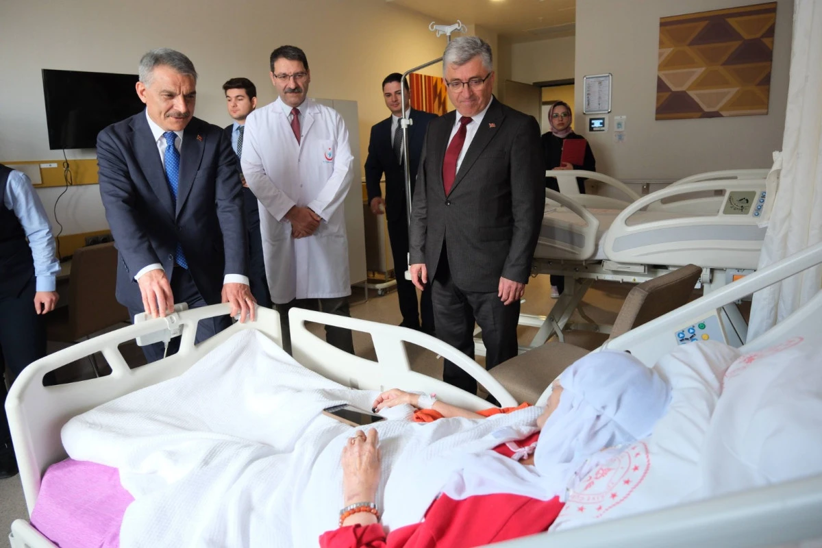 Vali &Ouml;zkan hastaların bayramını kutladı