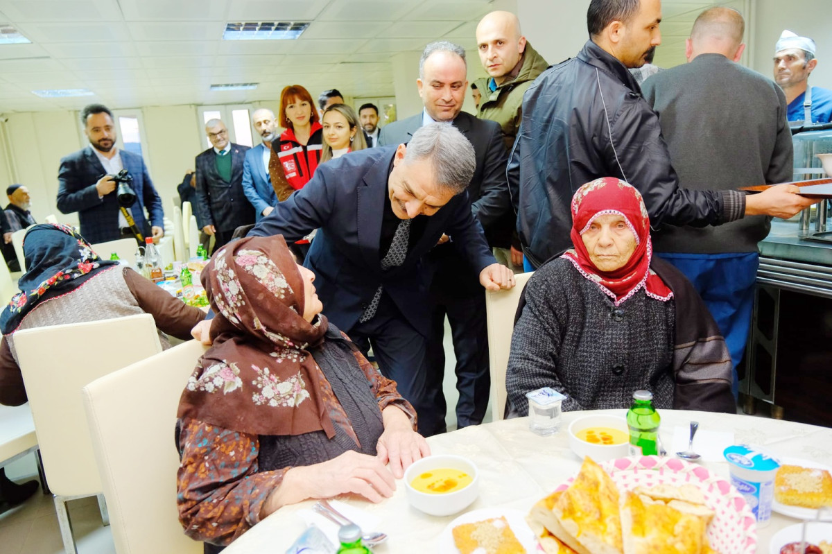 Vali Özkan, huzurevi sakinleri ile iftar yaptı