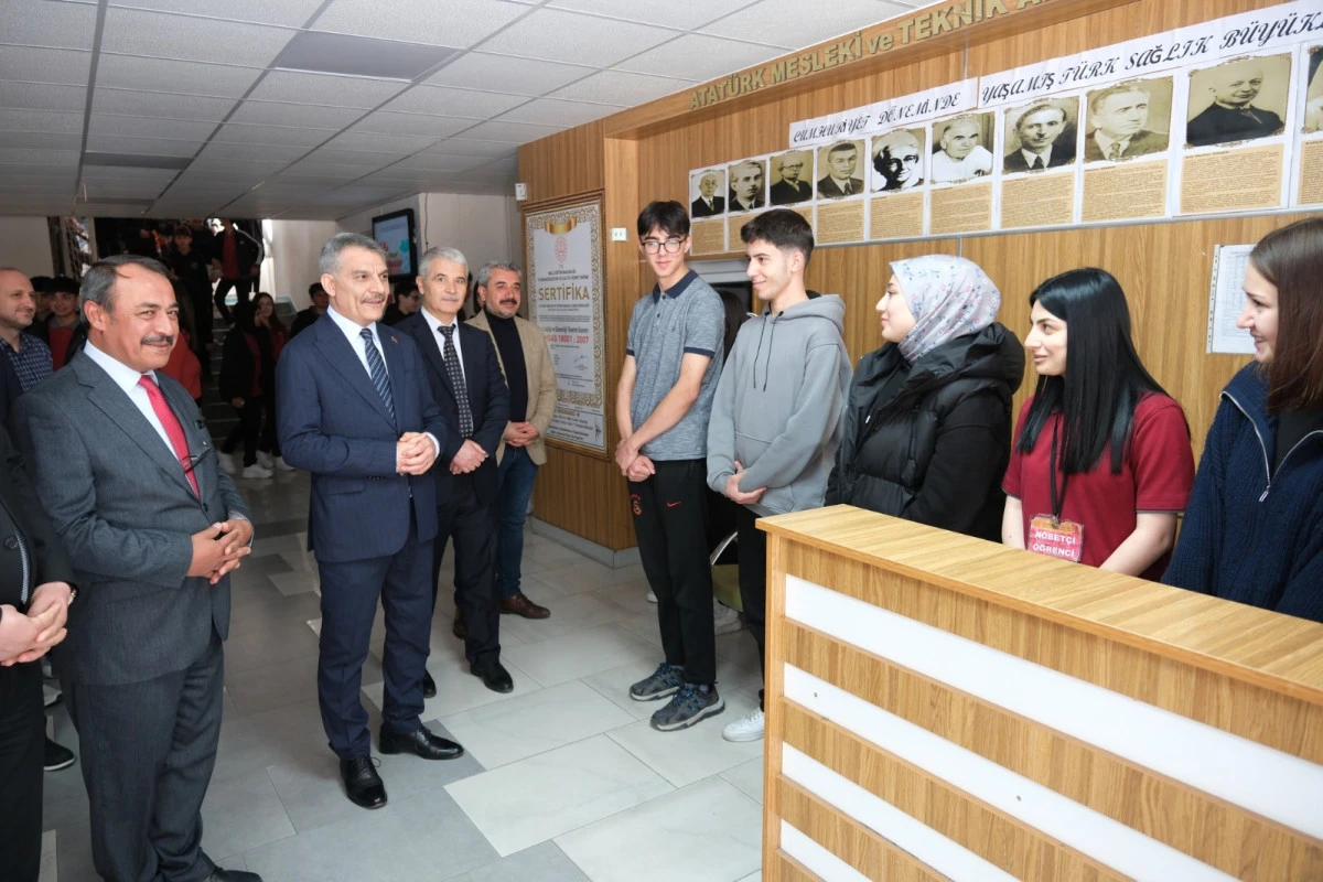 Vali özkan öğrencilerle buluştu