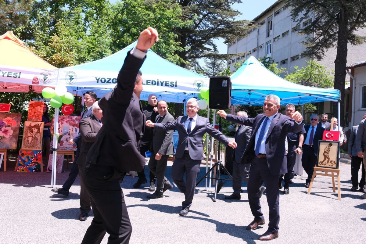 VALİ &Ouml;ZKAN, RUH SAĞLIĞI MERKEZİ SAKİNLERİYLE OYUN OYNADI
