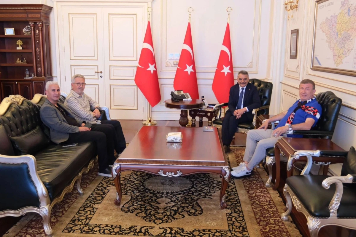 Vali &Ouml;zkan, Tanju &Ccedil;olak&rsquo;ı ağırladı