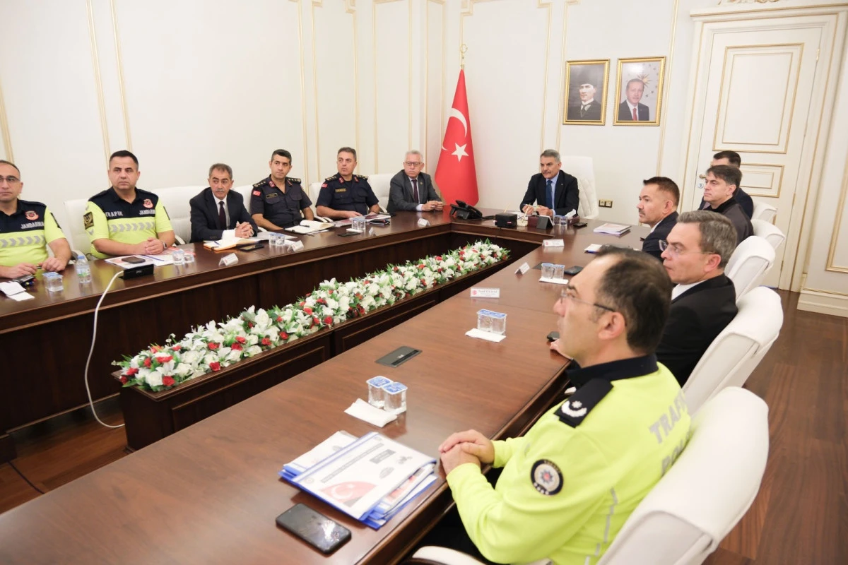 Vali Özkan Trafik Güvenliği Toplantısına katıldı