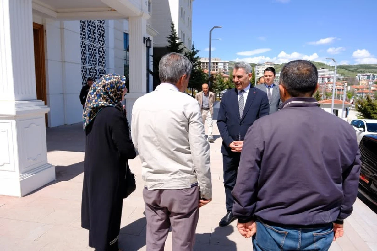 Vali Özkan vatandaşları dinlemeye devam ediyor