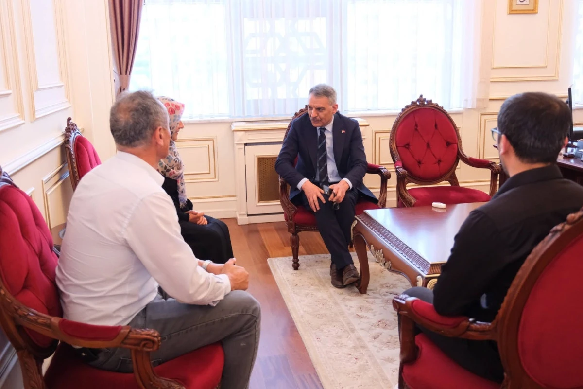 Vali &Ouml;zkan vatandaşları dinlemeyi s&uuml;rd&uuml;r&uuml;yor