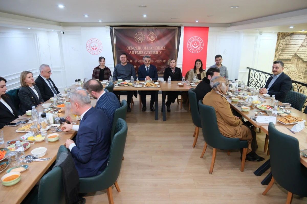 Vali &Ouml;zkan ve eşi evlenecek &ccedil;iftlerle iftarda buluştu