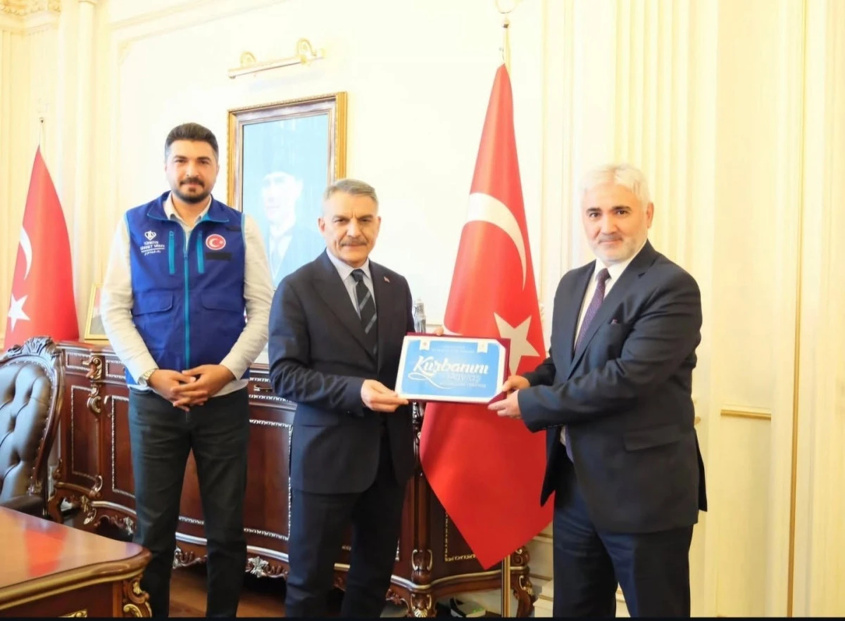 Vali &Ouml;zkan&rsquo;dan &uuml;&ccedil; kuruma kurban bağışı