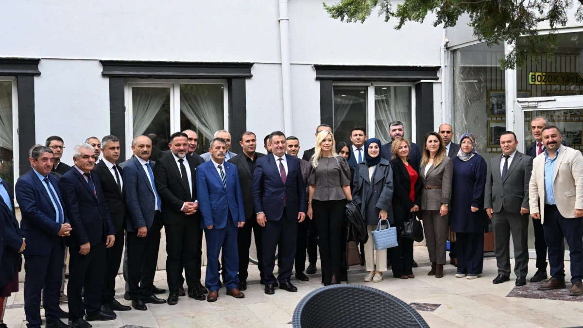 Yaşar, okul m&uuml;d&uuml;rleriyle istişarelerini s&uuml;rd&uuml;r&uuml;yor