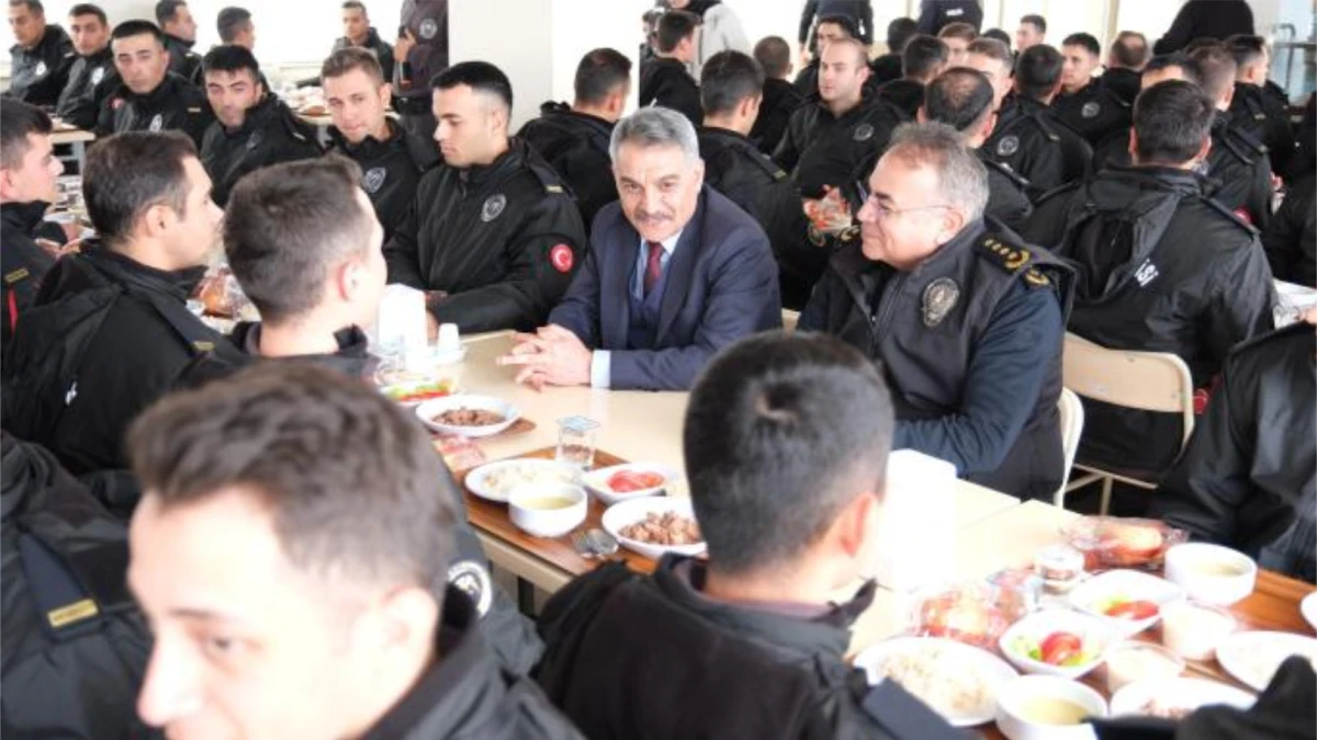 YOZGAT VALİSİ &Ouml;ZKAN,  POLİS ADAYLARI İLE BULUŞTU