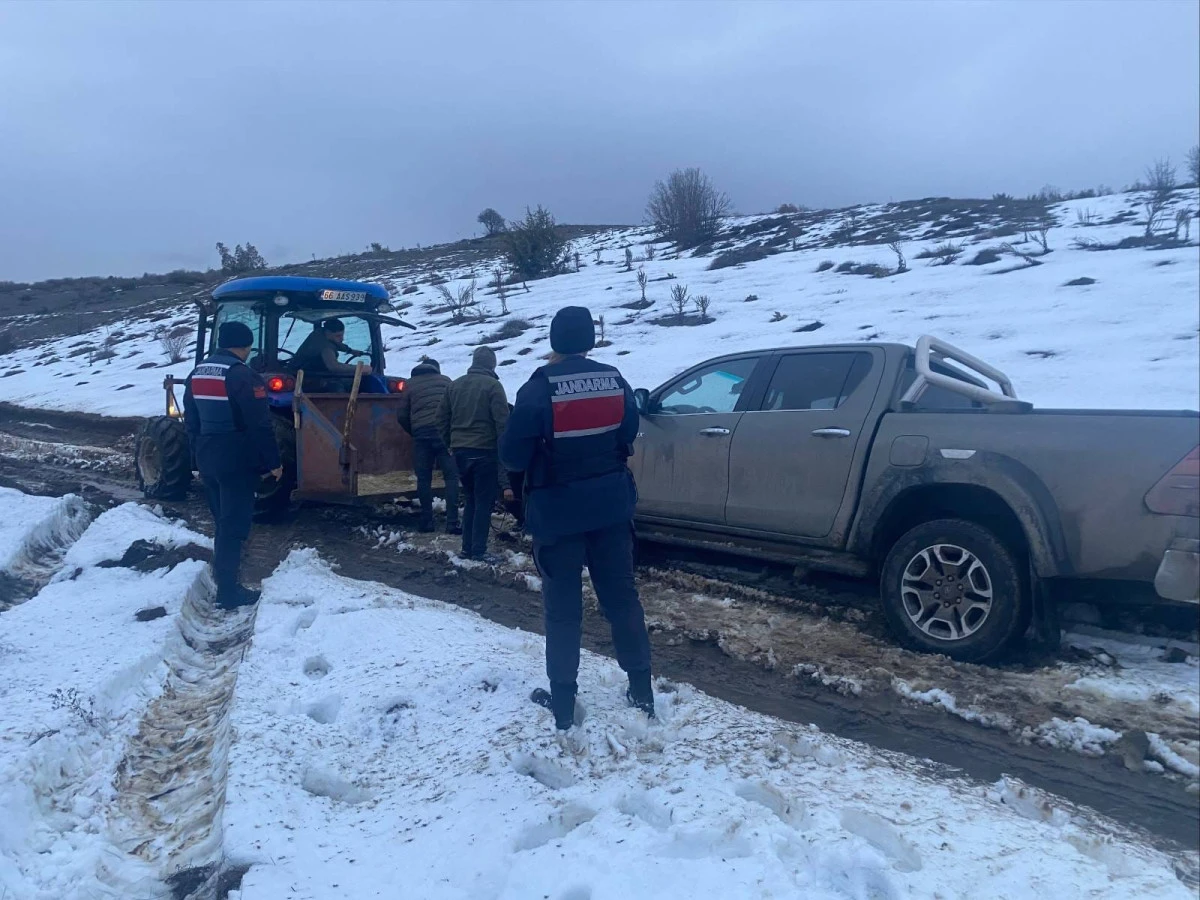 Yozgat&rsquo;ta Karla M&uuml;cadele: Jandarma Mahsur Kalan Ara&ccedil;ları Kurtardı