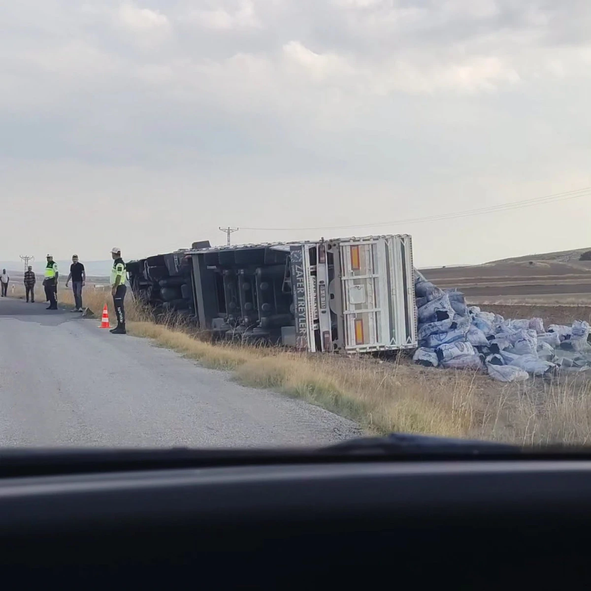 Yozgat&rsquo;ta K&ouml;m&uuml;r Y&uuml;kl&uuml; Tır Şarampole Devrildi: S&uuml;r&uuml;c&uuml; Yaralandı