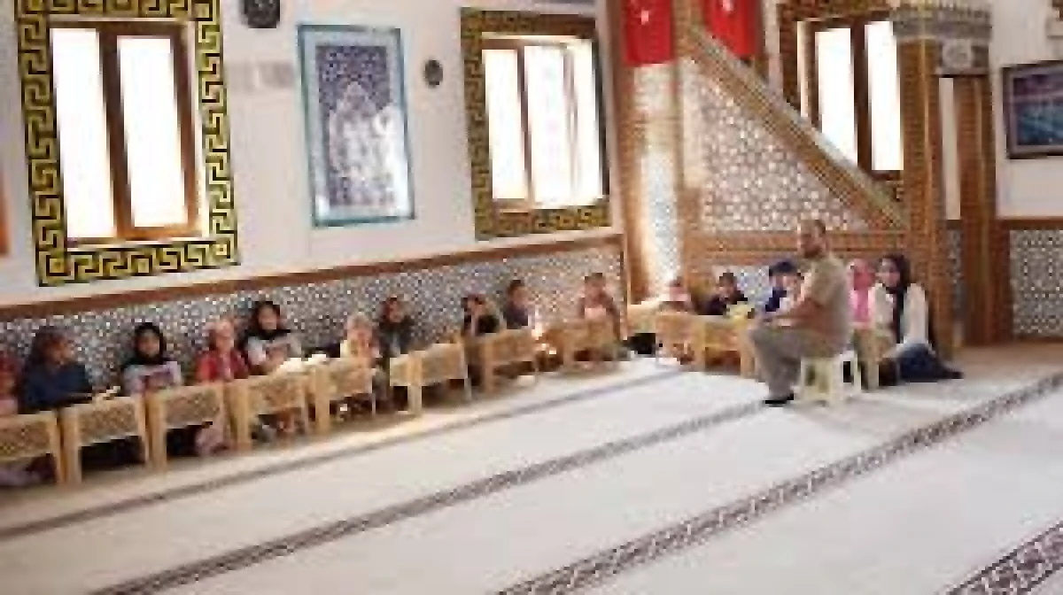 Yozgat’ta Minikler Kuran Öğreniyor: Camiler Dolup Taşıyor!