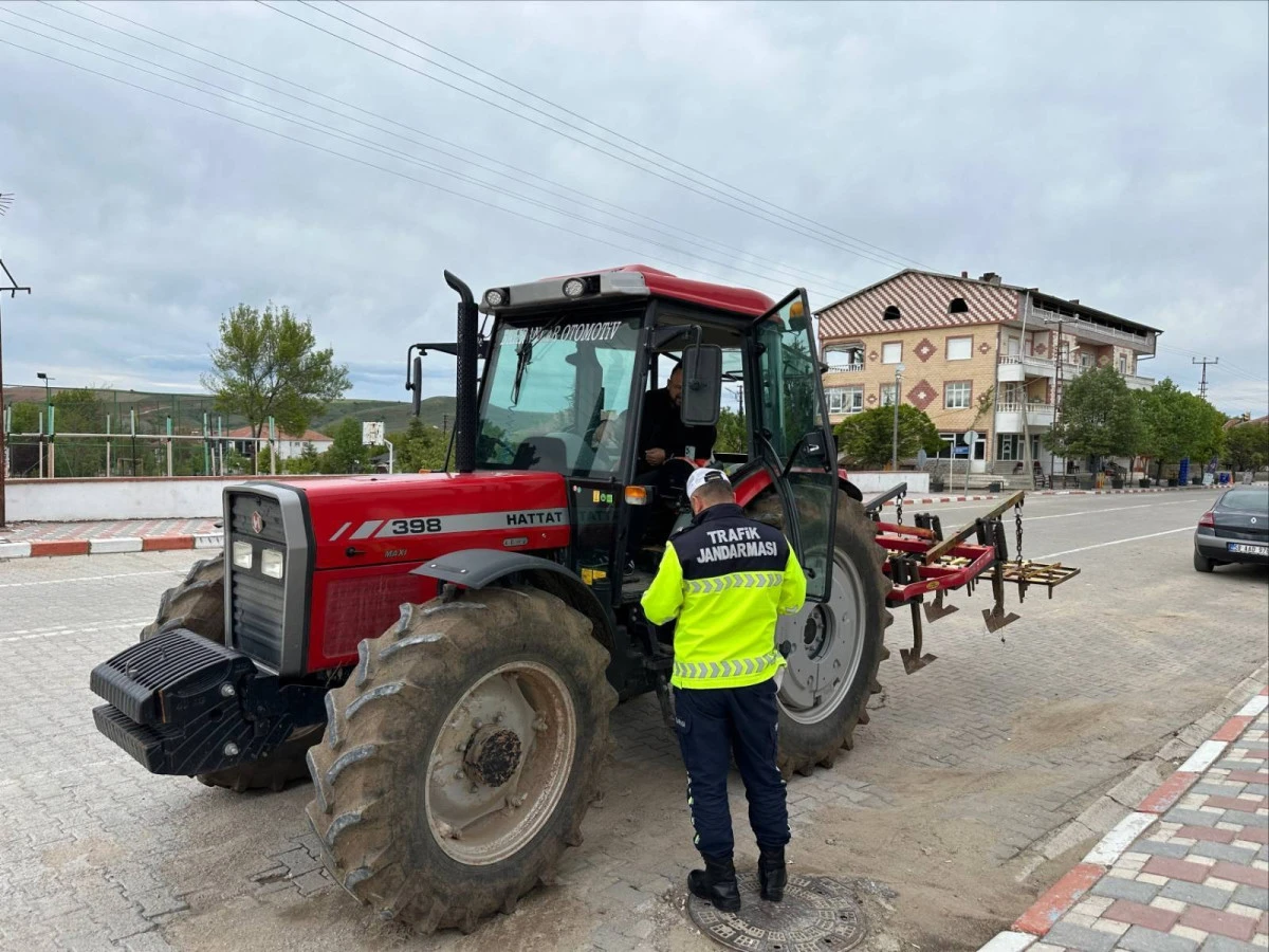 Yozgat&rsquo;ta Trakt&ouml;rlere Jandarma Denetimi: ROPS ve Trafik G&uuml;venliği Uyarısı Yapıldı