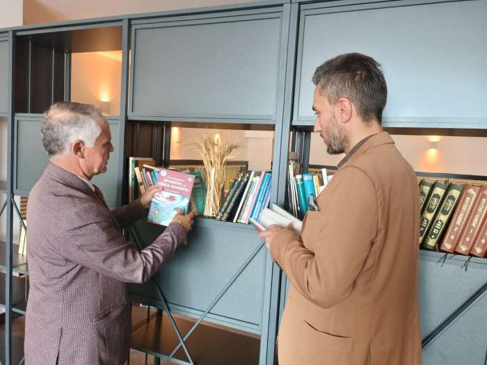 YURTLU, MİNİ KİTAPLIĞI GÖRÜNCE DUYARSIZ KALMADI